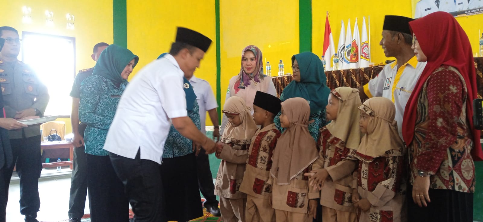 kunjungan bapak camat dalam rangka bunga kampung mekar didusun dikampung rejosari mataram.09 februari 2023